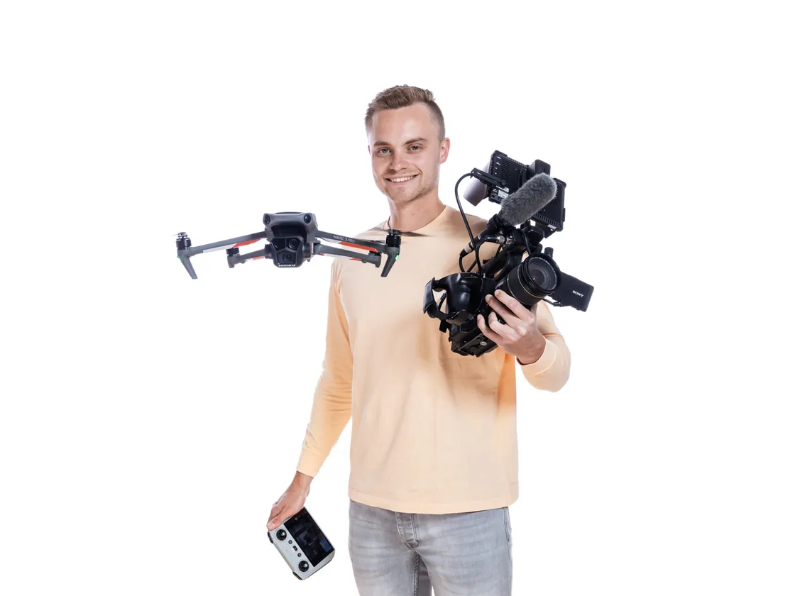 Cars Bijlstra met een drone en een videocamera, voor een witte achtergrond