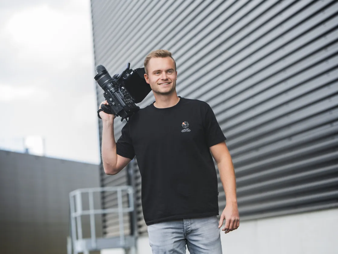Cars Bijlstra loopt met een videocamera langs een bedrijfspand