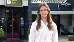 Medewerker van Beerze Bulten voor de ingang van zwembad en wellness