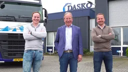 Drie mannen van Dasko voor een vrachtwagen en het bedrijfspand