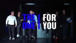 Sporters lopen een donkere studio in, met de tekst THE ONE FOR YOU