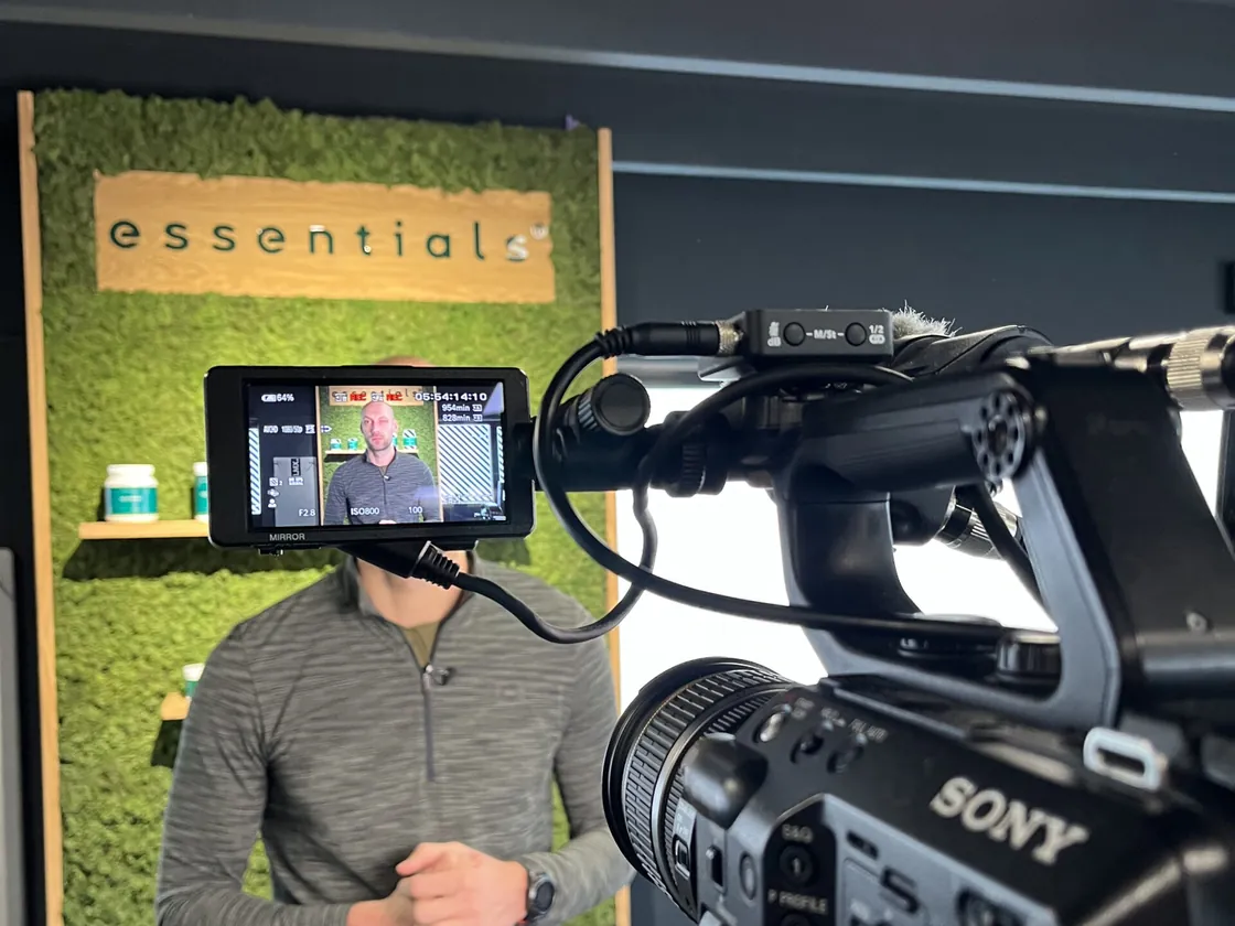 Opnames van een korte video voor social media voor een groene wand