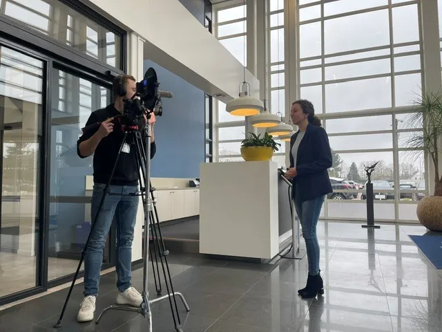 Video-opname voor een vacaturevideo in een lichte hal