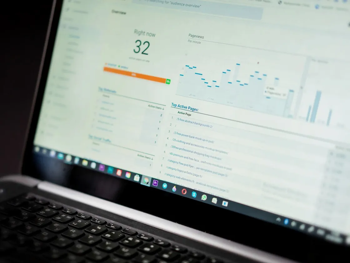 Een laptop met een dashboard met bezoekerscijfers en grafieken
