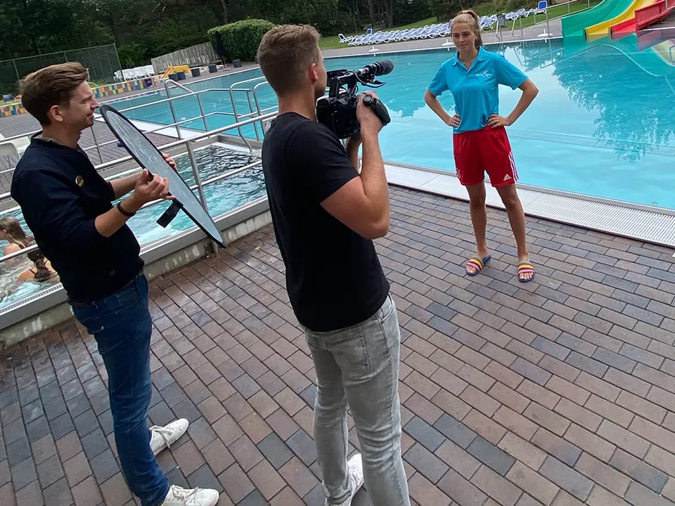 Twee cameramensen filmen bij het buitenzwembad van Beerze Bulten